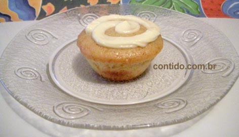 Cupcake de laranja com cobertura de cream chease